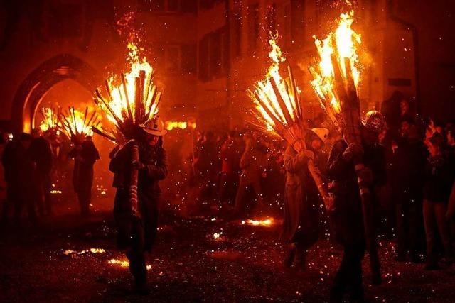 Chienbse-Umzug: Spektakulres Feuerwerk in Liestal