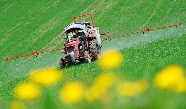 Symbolbild: Unbekannte haben in Gottenheim einen Traktor gestohlen.  | Foto: dpa