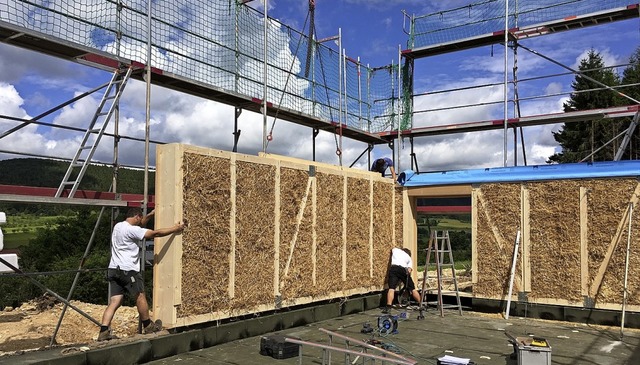 Ein Blick auf das Haus in der Bauphase...hen die Holzelemente gepresst wurden.   | Foto: Guy Simon