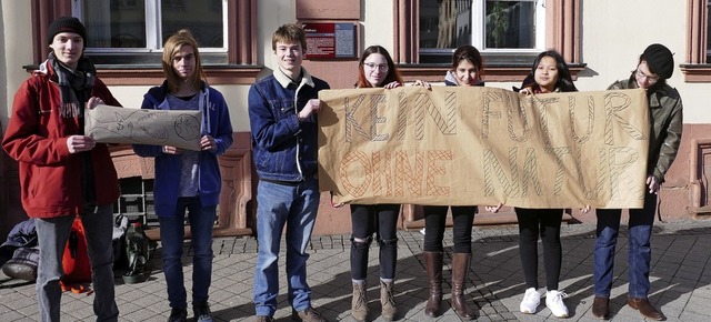 Diese Schler vom Kehler Einstein-Gymn...dem Offenburger Rathaus demonstriert.   | Foto: Burgmaier
