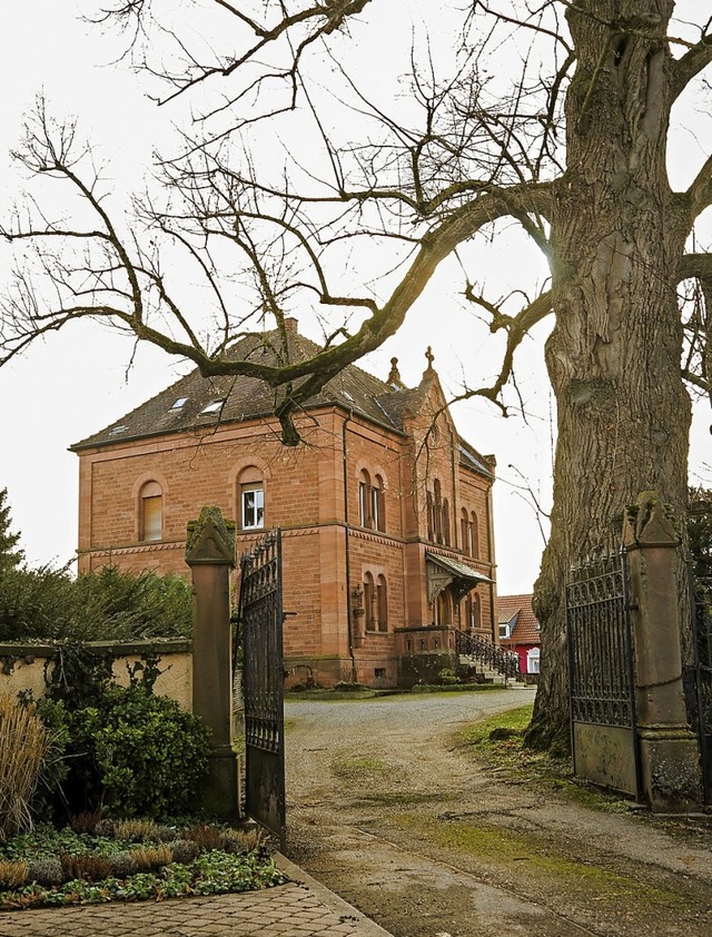 Markantes Sandsteingebude in der Kirc...tholische Pfarrhaus steht zum Verkauf.  | Foto: Decoux-Kone