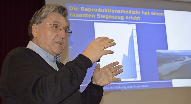 Dr. Erwin Grom erlutert in seinem Vor...und Risiken der Reproduktionsmedizin.   | Foto: Eva Buchholz