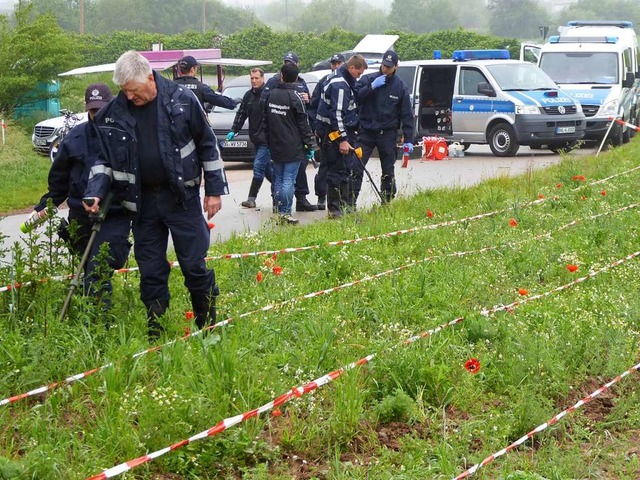 Polizei untersucht am Tag danach den Tatort.  | Foto: Helmut Seller