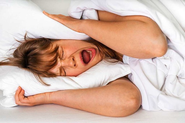 Menschen, die von Lrm betroffen sind, knnen unter Schlafstrungen leiden.  | Foto: andriano_cz  (stock.adobe.com)