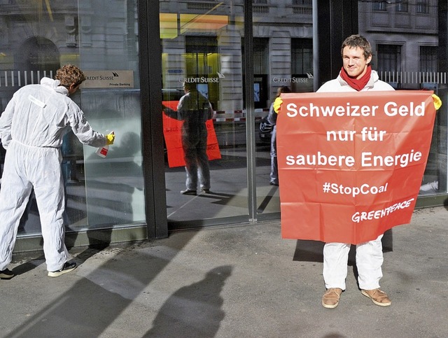 Greenpeace-Aktivisten bei ihrer Putzaktion in Basel  | Foto: Mahro