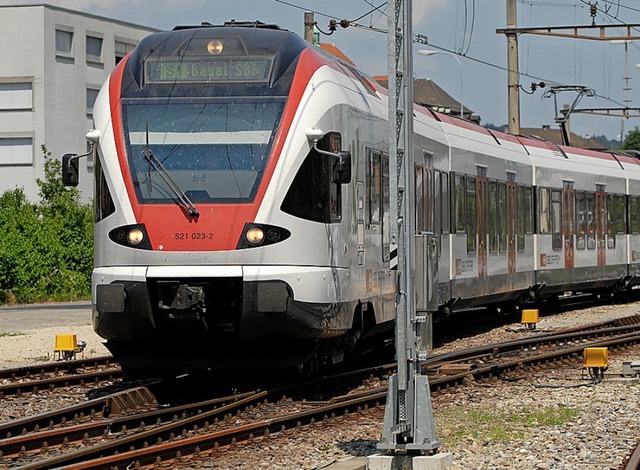 Die Gegenwart: Eine S-Bahn verlsst den Bahnhof Laufenburg gen  Basel.   | Foto: Walter Schwager