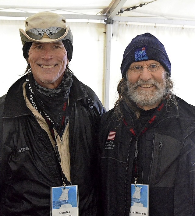 Peter Hermann (rechts) und Douglas Sch...rf, den es bis Sonntag umsetzen will.   | Foto: Sebastian Barthmes/Touristinfo Bernau