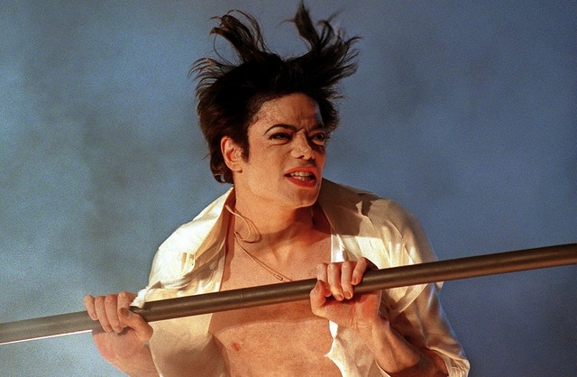 Michael Jackson 1995 bei &#8222;Wetten, dass...?&#8220;   | Foto: dpa