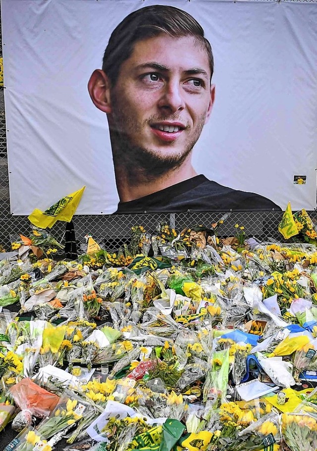 Vor einem Portrt Salas in Nantes wurden  Blumen abgelegt.   | Foto: AFP