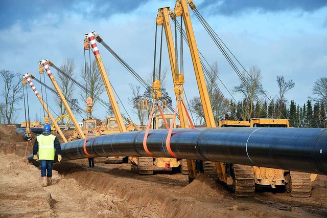 Ein Pipeline-Stck der Erdgaspipeline ...eam 2 ins europische Gasnetz speisen.  | Foto: dpa