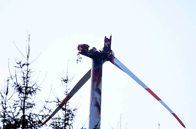 Das Windrad auf dem Langenhard im Schw...ach einem Brand einen Flgel verloren.  | Foto: dpa