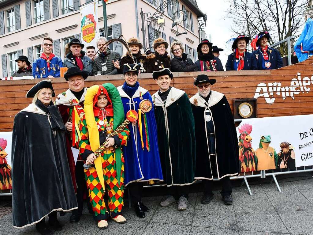 Der Narrenbaum auf dem Lrracher Marktplatz steht.