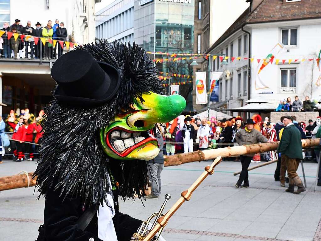 Der Narrenbaum auf dem Lrracher Marktplatz steht.