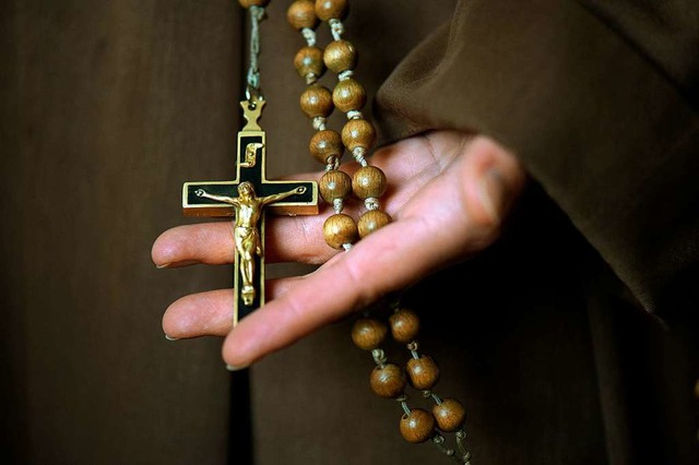 Kruzifix und Rosenkranz: Die katholisc...nsequenzen aus dem Missbrauchsskandal.  | Foto: dpa
