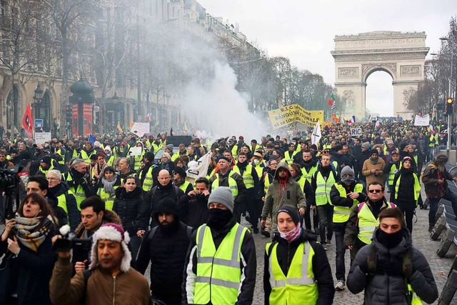 Gelbwesten-Demonstranten in der Nhe des Arc de Triomphe in Paris.  | Foto: AFP