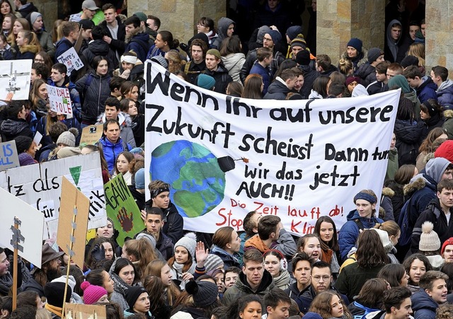 Schlerdemonstration in Freiburg whre...l werden die Klimaappelle fortgesetzt.  | Foto:  Thomas Kunz