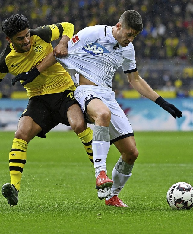 Mahmoud Dahoud (links) und Andrej Kramaric  im Zweikampf   | Foto:  dpa