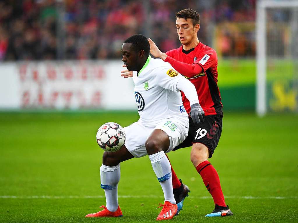 Janik Haberer hier im Zweikampfduell mit Jerome Roussillon.