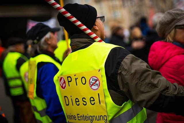 Zahlreiche Menschen nehmen am Neckarto...Protest gegen Diesel-Fahrverbote teil.  | Foto: dpa
