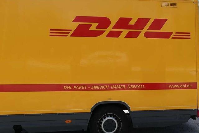 Kurioser Auffahrunfall: Fünf DHL-Transporter gleichzeitig beschädigt