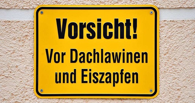 Ein Schild warnt  an einem Wohnhaus  vor Dachlawinen und Eiszapfen (Symbolfoto)  | Foto: dpa