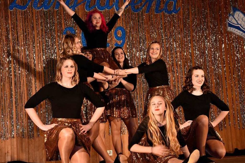 Die Showgirls der Narrenzunft Karsau beendeten den tollen Zunftabend, der mit vielen, vielen Höhepunkten in die Narrengeschichte von Karsau eingehen wird. (Foto: Heinz und Monika Vollmar) Die Showgirls der Narrenzunft Karsau beendeten den tollen Zunftabend, der mit vielen, vielen Höhepunkten in die Narrengeschichte von Karsau eingehen wird. (Foto: Heinz und Monika Vollmar)