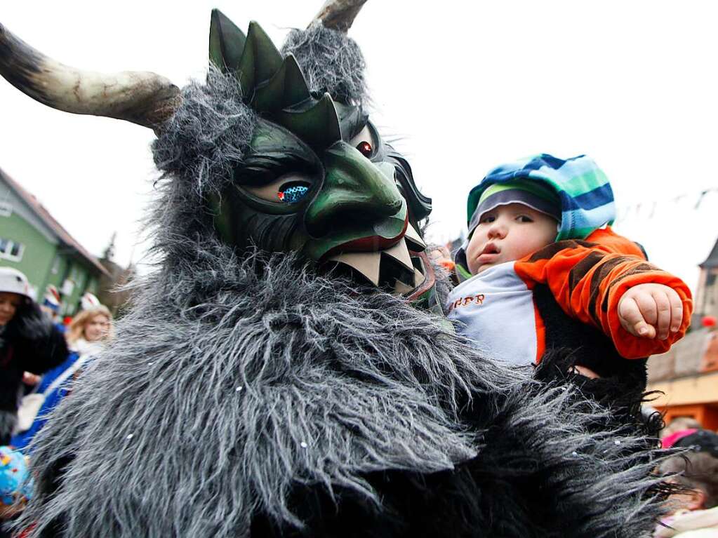 Beim groen Narrenumzug durch Drlinbach verfolgten 1500 Menschen die Schau von 74 Gruppen.