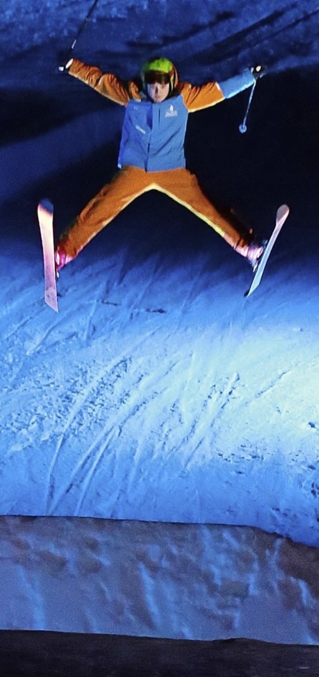 Skiknstler der Skischule Thoma (aufge...Freitag) zeigten spektakulre Sprnge.  | Foto: Ute Maier