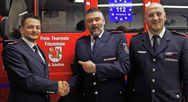 Der neue Schutterer Feuerwehrchef hei...ndanten rumte Marco Lippmann (mitte).  | Foto: Bettina Schaller