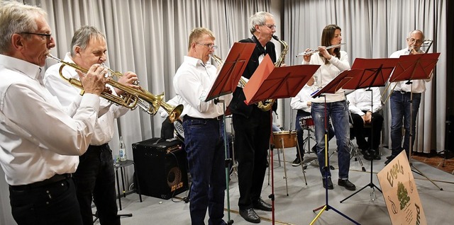 Die Hausband des Hauses Engels aus Hertingen sorgt fr ausgelassene Stimmung.   | Foto: Barbara Ruda