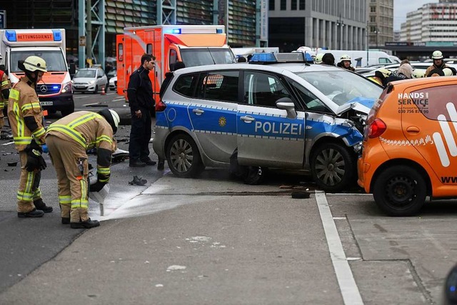 Berlin, Alexanderplatz: Polizisten und Feuerwehrleute am Unfallort   | Foto: dpa