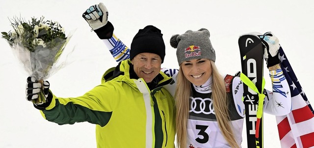 Ski-Knig verabschiedet Ski-Knigin: I...cht Lindsey Vonn zum Abschied Blumen.   | Foto: afp