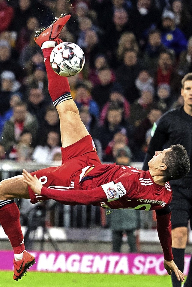 Robert Lewandowski wollte hier per Fal...um 3:1 der Bayern durch Serge Gnabry.   | Foto: dpa