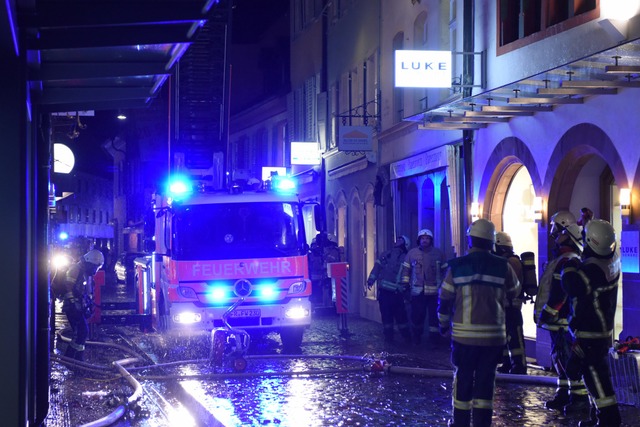 Am Sonntagabend hat es in der Schuster...eiburger Altstadt einen Brand gegeben.  | Foto: Rita Eggstein