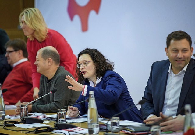 SPD-Parteivorsitzende Andrea Nahles zw...s)  und Generalsekretr Lars Klingbeil  | Foto: dpa