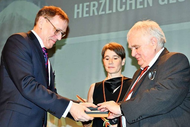 Andr Marker (links) und Ute Lusche verleihen Gerhard Sauer den Brgerpreis.  | Foto: Barbara Ruda