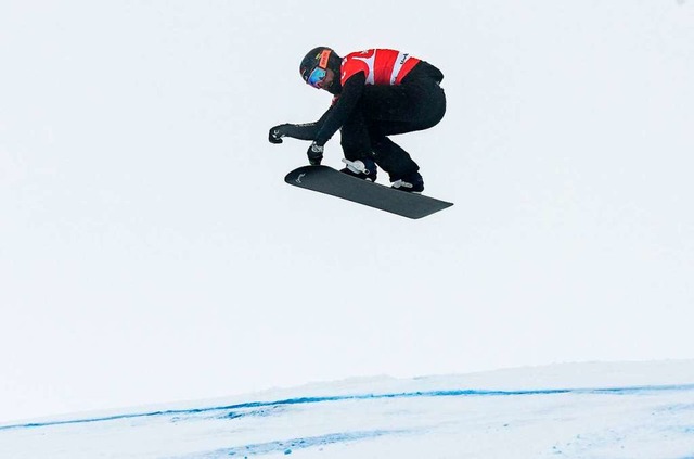 Ein Snowboardcrosser im Anflug   | Foto: dpa