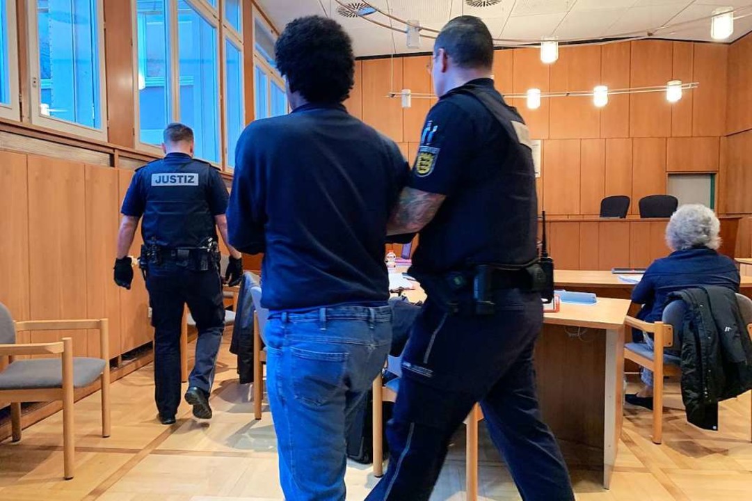 Der Angeklagte wird am dritten Prozess...Er trgt Fufesseln und Handschellen.   | Foto: Helmut Seller