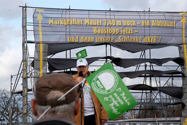 Roland Diehl von MUT legt die Position der Brgerinitiativen dar.  | Foto: Volker Mnch