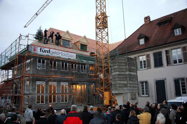 Am Erweiterungsbau des Rathauses in Oberrotweil wurde  Richtfest gefeiert.  | Foto: Herbert Trogus