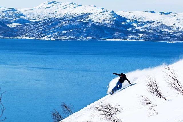 Wo man in Norwegen Wintersport mit Meerblick verbinden kann