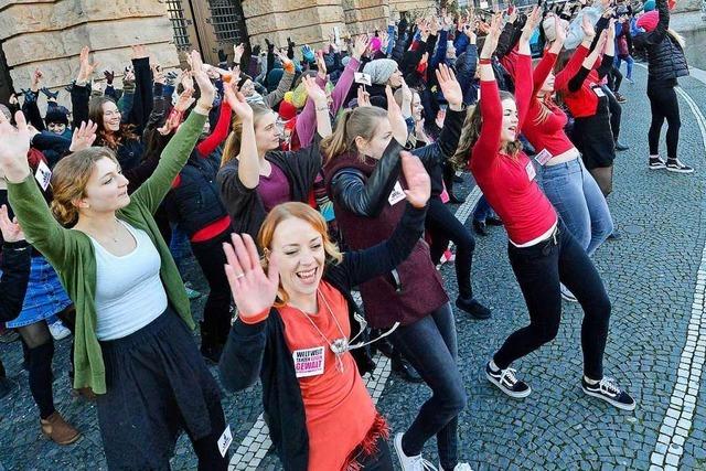 Am Valentinstag tanzen Mnner und Frauen in Freiburg gegen Gewalt an Frauen