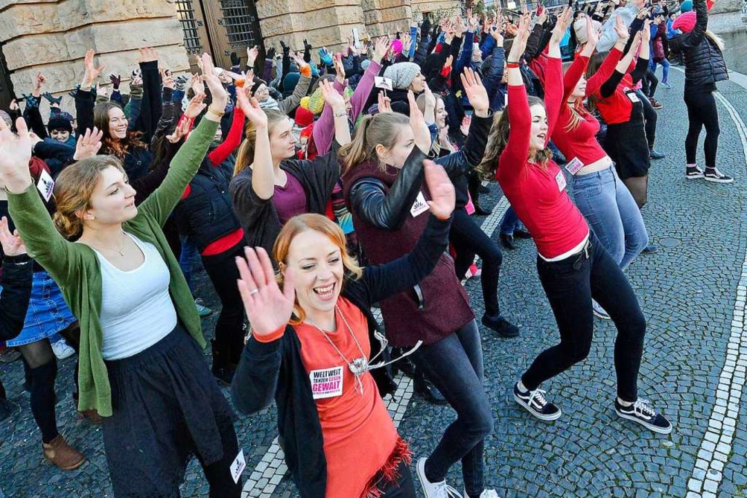 One Billion Rising im Jahr 2018 vor dem Theater Freiburg.  | Foto: Michael Bamberger