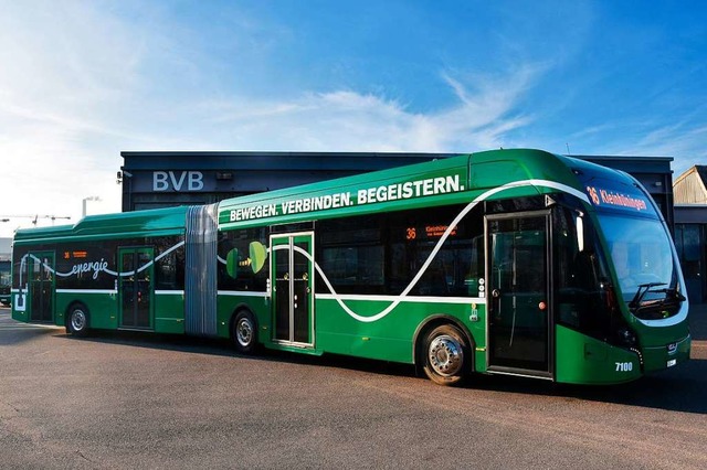 Der erste E-Gelenkbus der BVB trgt die Batteriemodule im Dach.  | Foto: BVB