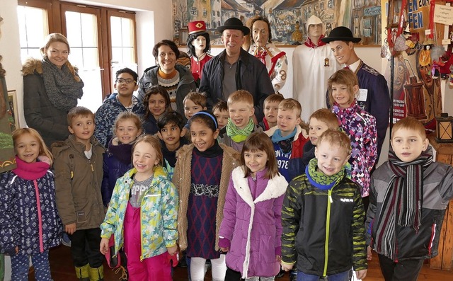 18 Schler der Grundschule tauchten zu...Geheimnisse der Lffinger Fasnet ein.   | Foto: Martin Wunderle