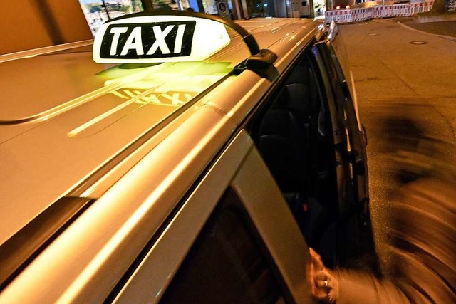 Der Tter berfiel am Samstag zwei Taxifahrer (Symbolbild).  | Foto: Michael Bamberger