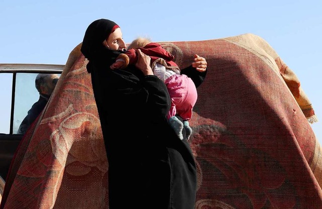 Frauen des IS flchten  durch die Wst...h die Deutsche Leonora mit ihrem Kind.  | Foto: DELIL SOULEIMAN / afp