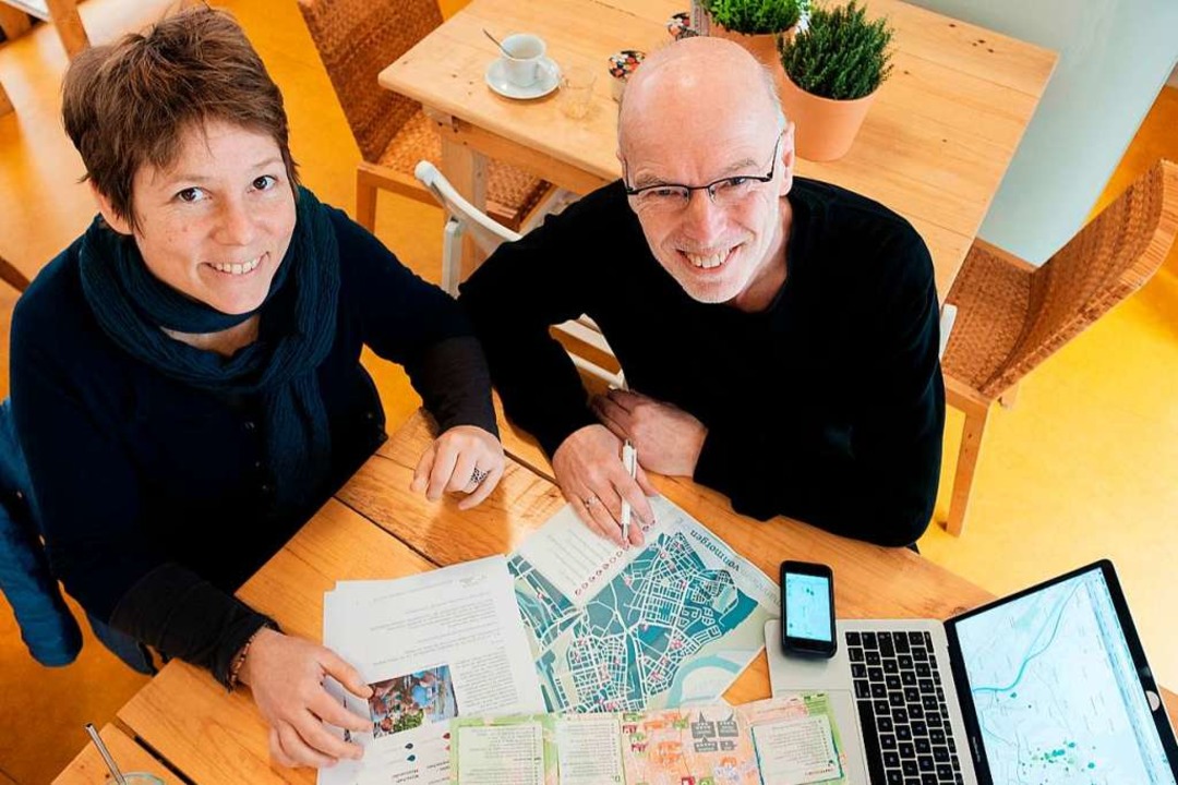 Amandine Tupin und Hartmut Schfer suc...8220; nachhaltige Angebote in Lrrach.  | Foto: Ansgar Taschinski
