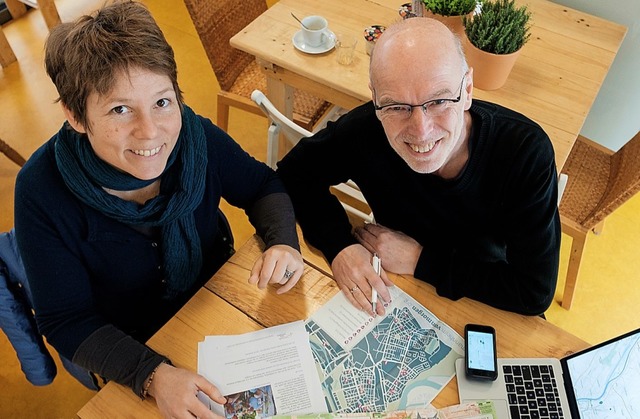 Amandine Tupin und Hartmut Schfer suc...8220; nachhaltige Angebote in Lrrach.  | Foto: Ansgar Taschinski
