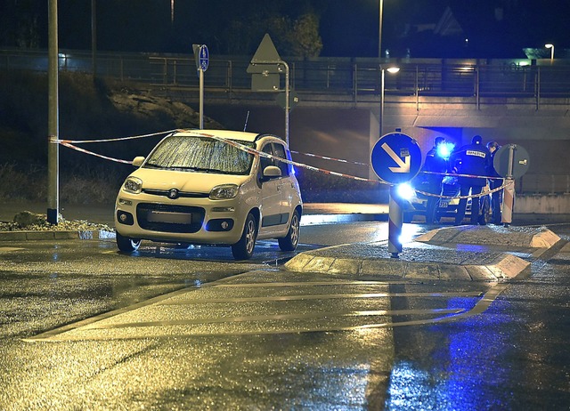 Die Polizei untersucht am Montagabend den Tatort.  | Foto: Martin Eckert